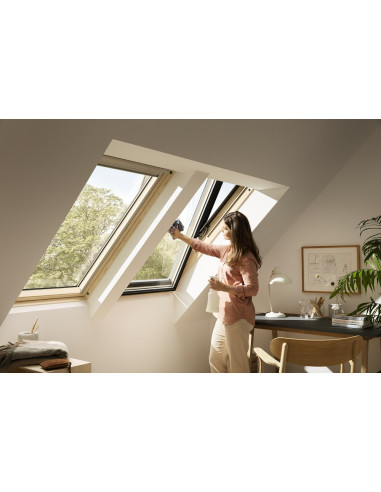 Stogo langas VELUX Premium GGL 3068 su rankena viršuje. Statybinės medžiagos.