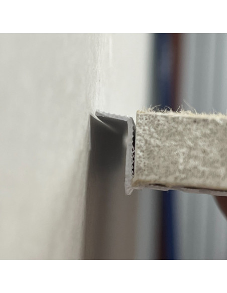 PVC užbaigimo profilis 3781 su suformuota 6 mm pločio šešėline siūle 3.05m