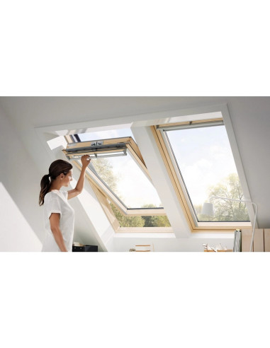 Stogo langas VELUX Premium GGL 3062 su rankena viršuje. Statybinės medžiagos.