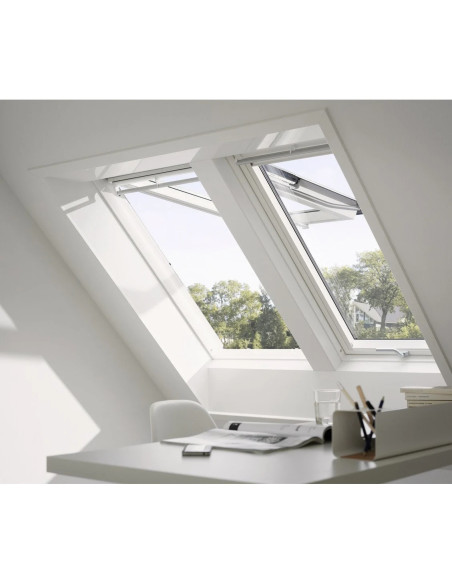 Stogo langas VELUX Premium GPU 0068 su rankena viršuje. Statybinės medžiagos.
