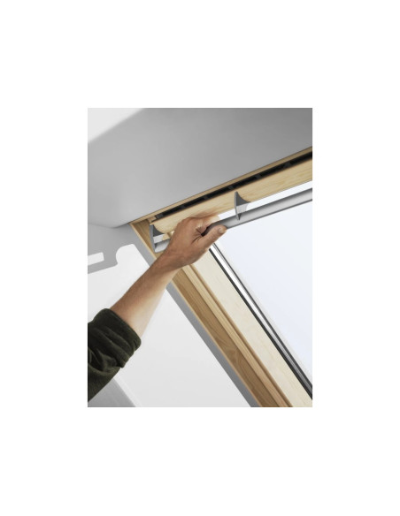 Stogo langas VELUX Premium GGL 3068 su rankena viršuje. Statybinės medžiagos.