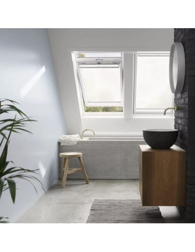 Stogo langas VELUX Premium GGL 3062 su rankena viršuje. Statybinės medžiagos.