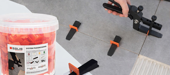 Klojate storas plyteles? Svarbu pasirinkti tinkamą plytelių lyginimo sistemą